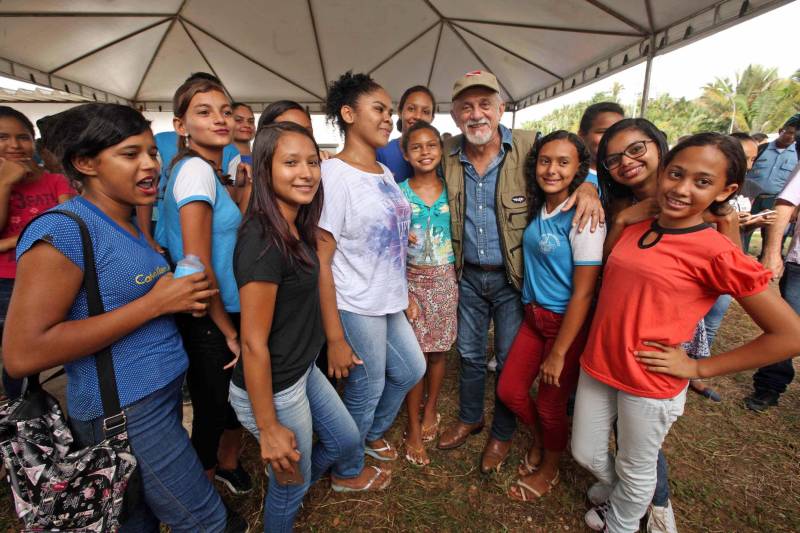 Nesta sexta-feira (06), um dia após completar 105 anos de emancipação, Marabá, município de forte vocação mineral e agrícola que o faz principal centro socioeconômico do sudeste paraense, recebeu importantes obras e serviços do Governo do Estado. Em destaque, investimentos na área da saúde, educação, saneamento básico e segurança. As cerimônias contaram com a presença do governador Simão Jatene, parlamentares, prefeitos da região, entre outras autoridades. A agenda de governo teve início com a entrega da Estação de Tratamento de Esgoto Sanitário (FOTO), um moderno sistema de saneamento básico com capacidade para atender de 86 mil habitantes. A primeira etapa da ETE representa um investimento de mais de R$ 117 milhões, parte com recursos do Programa de Aceleração do Crescimento (PAC), através de empréstimo junto ao FGTS no valor de R$ 78,20 milhões, e mais R$ 38,97 milhões do Tesouro do Estado.
FOTO: SIDNEY OLIVEIRA / AG. PARÁ
DATA: 06.04.2018
MARABÁ - PARÁ <div class='credito_fotos'>Foto: Agência Pará | <a href='/midias/2018/originais/33d07cbb-c0c3-483d-ae32-33c3b8b96ede.jpg' download><i class='fa-solid fa-download'></i> Download</a></div>
