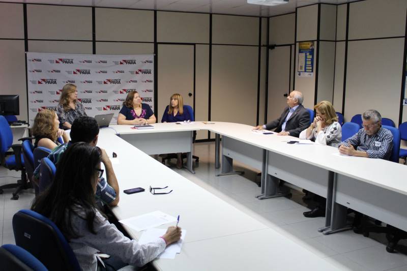 Foi realizada nesta terça-feira (22), na sede da Secretaria de Estado da Fazenda (Sefa), em Belém, a reunião (foto) do Conselho Consultivo do Programa Nota Fiscal Cidadã, de estímulo à cidadania fiscal. A diretora de Arrecadação e Informações Fazendárias, Edna Farage presidiu a reunião em representação ao secretário da Fazenda, Nilo Rendeiro de Noronha e informou aos presentes que no dia 20 de junho haverá o 23º sorteio do Programa. A servidora Roseli Pantoja, da coordenação da Nota Fiscal Cidadã, fez um balanço das ações. Em 22 sorteios desde que o Programa foi criado, em 2012, foram distribuídos R$7,7 milhões. Atualmente são mais de 200 mil consumidores cadastrados e foram premiados 71.169 bilhetes de consumidores. A meta do Programa é alcançar 400 mil consumidores cadastrados, o que representa cerca de 5% da população paraense.
FOTO: ASCOM / SEFA
DATA: 22.05.2018
BELÉM - PARA <div class='credito_fotos'>Foto: Ascom Sefa | <a href='/midias/2018/originais/33d2fa39-1a23-4a39-a5c2-14b100fa9f50.jpg' download><i class='fa-solid fa-download'></i> Download</a></div>