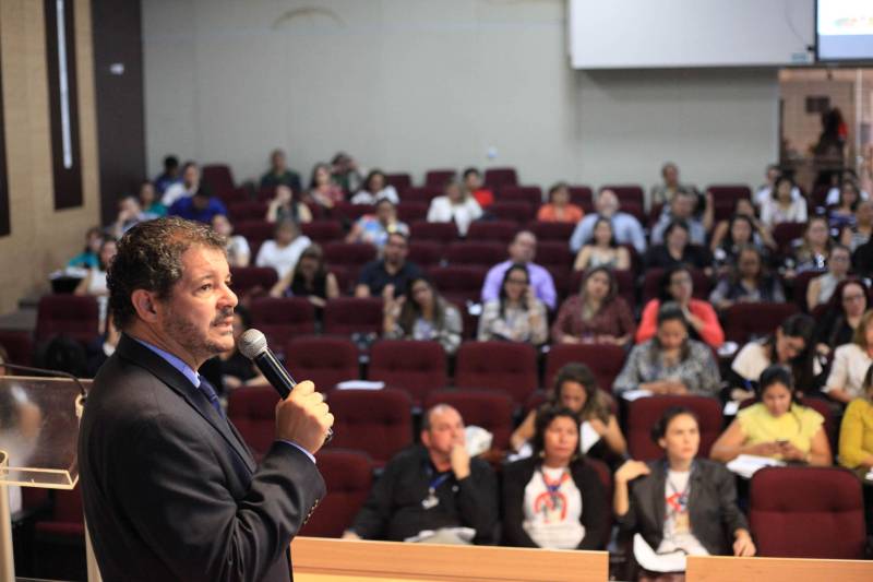 A Oficina de Trabalho da Comissão Estadual de Erradicação ao Trabalho Escravo (Coetrae), da Secretaria de Estado de Justiça e Direitos Humanos (Sejudh) começou na manhã desta quarta-feira, 25, no Auditório Aluysio Chaves, no Tribunal Regional do Trabalho da 8° Região, em Belém. O evento, que tem como principal objetivo a validação do Plano Estadual para a Erradicação do Trabalho Escravo do Pará (Peete/PA), segue até esta quinta-feira, 26, com a participação de diversas instituições governamentais e não governamentais que compõe a Coetrae, além de representações da sociedade civil de diversos municípios do Estado. Na foto, o coordenador do Programa de Combate ao Trabalho Forçado da Organização Internacional do Trabalho (OIT), Antônio Carlos .
FOTO: WAGNER ALMEIDA / ASCOM SEJUDH
DATA: 25.04.2018
BELÉM - PARÁ <div class='credito_fotos'>Foto: Wagner Almeida/ Ascom Sejudh | <a href='/midias/2018/originais/33d9f5c8-123e-47a4-a1a4-e8e576544bb2.jpg' download><i class='fa-solid fa-download'></i> Download</a></div>