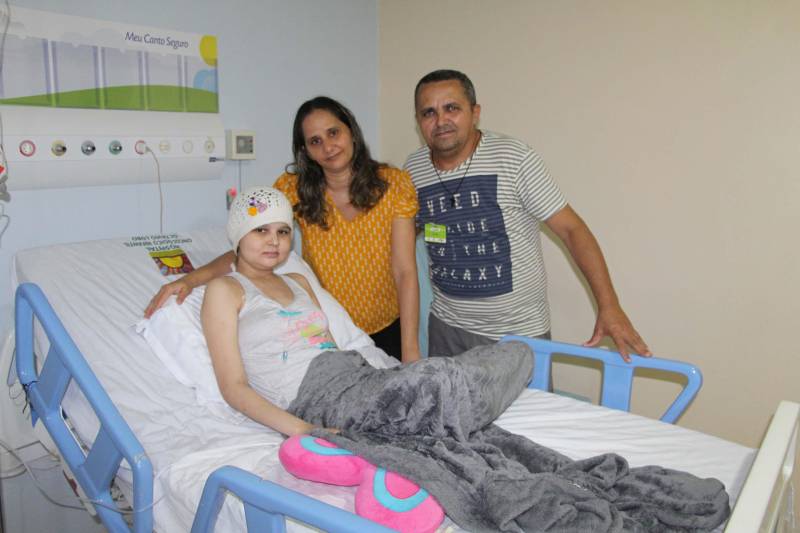 A partir de hoje (9) um novo medicamento para tratar pacientes com leucemia e alguns linfomas passará a ser utilizado no Hospital Oncológico Infantil Otávio Lobo, em Belém (PA). A novidade tem um nome complicado PEG-Asparaginase, mas promete atuar por mais tempo no organismo do paciente, reduzindo a quantidade de doses aplicadas, diminuindo também as dores e os possíveis efeitos colaterais. A nova medicação já está sendo comemorada, especialmente, porque quem espera por algum tempo pela cura da doença. Esse é o caso da filha de Francinete Macedo, que desde 2015 luta contra um câncer. Atualmente com 14 anos, a menina passa a maior parte do tempo em repouso. Na foto, Francinete Macedo (no leito) com familiares.
FOTO: ASCOM / HOIOL
DATA: 09.03.2018
BELÉM - PARÁ <div class='credito_fotos'>Foto: ASCOM HOIOL | <a href='/midias/2018/originais/33db5336-ce63-4ce0-b817-847cdb55e03d.jpg' download><i class='fa-solid fa-download'></i> Download</a></div>