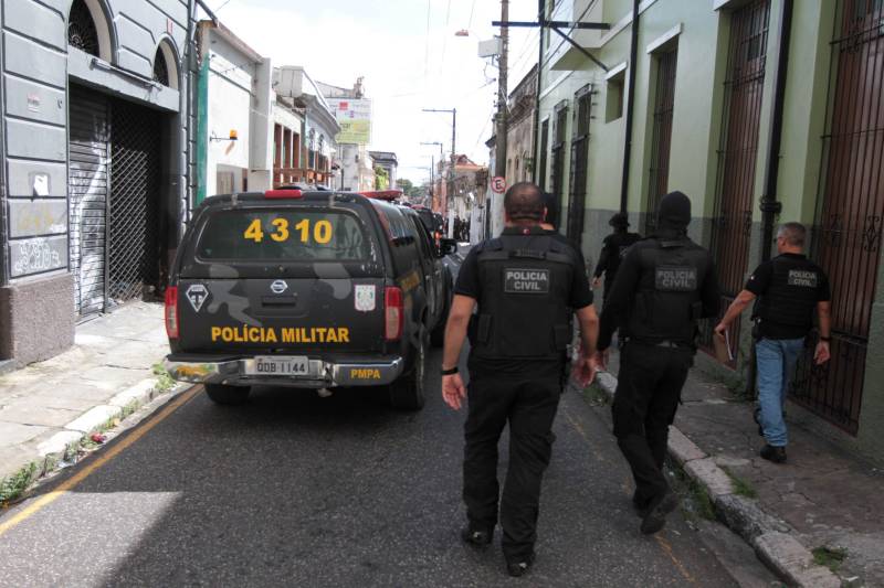 Após dois meses de investigação e um trabalho intenso de inteligência, as forças de segurança estaduais prenderam na tarde de hoje, durante a “Operação Campina”, desencadeada no bairro de mesmo nome, centro de Belém, quatro mulheres acusadas de tráfico de drogas e apreendeu quase dois quilos de cocaína, maconha e crack, resultado do cumprimento de oito mandados de busca e apreensão.
FOTO: CRISTINO MARTINS / AG. PARÁ
DATA: 16.02.2018
BELÉM - PARÁ <div class='credito_fotos'>Foto: Cristino Martins/Ag. Pará | <a href='/midias/2018/originais/33e21a6d-8777-4c9b-acda-f0ef0062582d.jpg' download><i class='fa-solid fa-download'></i> Download</a></div>