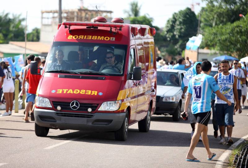 Jjogo entre Paysandu e Independente de Tucuruí, pela final do Campeonato Paraense, realizado na tarde deste domingo, 26, no Estádio Olímpico do Pará (Mangeuirão).
Na foto: Ambulância do Corpo de Bombeiros.
FOTO: ANTONIO SILVA/AG. PARÁ
DATA: 26.06.2011
BELÉM-PARÁ <div class='credito_fotos'>Foto: Antônio Silva/Ag. Pará | <a href='/midias/2018/originais/33e22795-a1a2-4986-bccc-a809f1e907bc.jpg' download><i class='fa-solid fa-download'></i> Download</a></div>