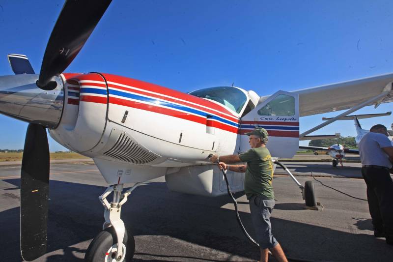 “Devo a vida do meu filho à atuação do Graesp (Grupamento Aéreo de Segurança Pública, na foto). Se não fosse pelo empenho deles no resgate, o João não teria resistido”. O depoimento emocionado é do sargento da Polícia Militar do Pará, Marcelo Serrano. Em abril do ano passado, o filho dele, João Marcel, então com 3 anos, perfurou o pulmão depois de cair de uma ponte. O acidente foi no município de São Sebastião da Boa Vista, no Marajó. Na ocasião, o Graesp foi acionado e iniciou o resgate da criança em direção a Belém. Em uma corrida contra o tempo, 40 minutos depois o menino começava a ser atendido em um hospital na capital. Se o transporte tivesse sido de barco, como normalmente ocorre na região, levaria oito horas e, pela gravidade da situação, o pequeno Marcel não teria resistido.

FOTO: RODOLFO OLIVEIRA / AG. PARÁ
DATA: 21.05.2018
BELÉM - PARÁ <div class='credito_fotos'>Foto: Rodolfo Oliveira/Ag. Pará   |   <a href='/midias/2018/originais/33e3ac84-8a5c-4318-a968-7865080216f1.jpg' download><i class='fa-solid fa-download'></i> Download</a></div>