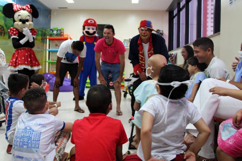 As novas toucas de I.L.S fazem parte de um conjunto de 100 unidades que foram doadas ao Hospital Oncológico Infantil Octávio Lobo pelo grupo Linha do Amor, desenvolvido na Casa do Oleiro, no Estado do Tocantins.
FOTO: ASCOM HOIOL
DATA: 14.03.2018
BELÉM - PARÁ <div class='credito_fotos'>Foto: ASCOM HOIOL | <a href='/midias/2018/originais/33ed6611-4da4-405a-8b85-06efb9cec967.jpg' download><i class='fa-solid fa-download'></i> Download</a></div>