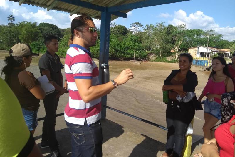 Foi pensando em melhorar a eficiência na qualidade dos serviços prestados em bares e restaurantes dos balneários no município de Santa Bárbara, localizado a 40 km da capital, Polo Turístico Belém, a Secretaria de Estado de Turismo (Setur), através do Programa Estadual de Qualificação do Turismo do (PEQTur), em parceria com o Serviço Nacional de Aprendizagem Comercial (Senac) conclui, nesta sexta-feira (15), o curso Qualidade de Atendimento ao Turista.
FOTO: ASCOM SETUR
DATA: 15.06.2018
SANTA BÁRBARA - PARÁ <div class='credito_fotos'>Foto: ASCOM SETUR | <a href='/midias/2018/originais/33f329c0-02ef-45c3-9c6f-4f27e5aa1dbf.jpg' download><i class='fa-solid fa-download'></i> Download</a></div>