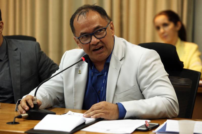 A comitiva nacional dos direitos humanos foi recebida por representantes da Secretaria de Estado de Segurança Pública e da Defesa Social (Segup) para dialogar sobre as medidas já colocadas em prática frente ao ocorrido no Centro de Recuperação Penitenciário do Pará III (CRPP III), na última terça-feira, 10. A reunião foi nesta sexta-feira, 13, na sede da secretaria. Na foto, o Superintendente do Sistema Penitenciário do Estado, coronel Rosinaldo Conceição.
FOTO: CARLOS SODRÉ / AG. PARÁ
DATA: 13.04.2018
BELÉM - PARÁ <div class='credito_fotos'>Foto: CARLOS SODRÉ / AG. PARÁ | <a href='/midias/2018/originais/33f40768-c29c-41a6-bc40-eb1e8e9e00f8.jpg' download><i class='fa-solid fa-download'></i> Download</a></div>