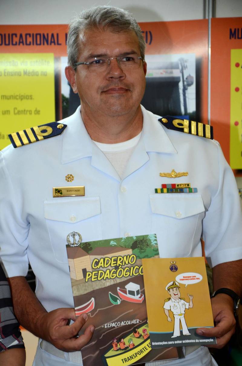 A Classe Hospitalar da Secretaria de Estado de Educação (Seduc) lançou, nesta segunda-feira, 4, o Caderno Pedagógico - Espaço Acolher, uma publicação lúdica sobre conscientização, prevenção e para mobilização da sociedade no enfrentamento aos acidentes com eixo de motor de embarcações nos rios da Amazônia, que provocam o escalpelamento. O lançamento do Caderno Pedagógico contou com a presença do Capitão da Capitania dos Portos do Pará, José Alexandre Santiago (foto).

FOTO: FERNANDO NOBRE / ASCOM SEDUC
DATA: 04.06.2018
BELÉM - PARÁ <div class='credito_fotos'>Foto: FERNANDO NOBRE/ASCOM SEDUC   |   <a href='/midias/2018/originais/33f6b1fe-350c-4753-97c5-8b363621bb9c.jpg' download><i class='fa-solid fa-download'></i> Download</a></div>