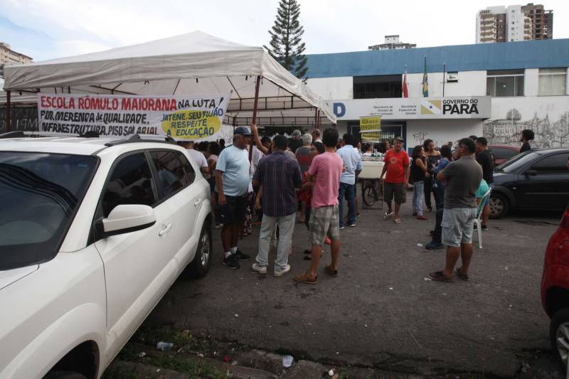 Representantes do Sindicato dos Trabalhadores em Educação Pública do Pará (Sintepp) e Sindicato dos Docentes da Universidade do Estado do Pará (Sinduepa) foram recebidos, nesta terça-feira, 29, na Secretaria de Estado de Administração (Sead), em reunião solicitada pelo próprio Sintepp para tratar sobre o piso salarial dos professores de 2018, concurso público e assuntos específicos da Secretaria de Estado de Educação (Seduc). Participaram da reunião a secretária de Administração, Alice Viana; a secretária adjunta de Administração, Ruth Pina; e a secretaria adjunta de Gestão de Pessoas da Seduc, Dayse Ana Batista. "Reiteramos que o Pará é um dos poucos Estados que mesmo diante da crise econômica não parcelou ou atrasou nenhum pagamento dos servidores e que a remuneração do professor em início de carreira é maior que o piso nacional da categoria. O piso hoje está fixado em R$ 2.455,35, mas no estado o salário inicial chega a R$ 3.772,69. A remuneração média de um professor com 200 horas é de RS 4.834,94 – quase o dobro do piso nacional. Esse tema é o ponto principal em discussão judicial em andamento. Esse ponto já foi amplamente discutido e explicado para o sindicato", explicou a secretária Alice Viana.
FOTO: CARLOS SODRÉ / AG. PARÁ
DATA: 29.05.2018
BELÉM - PARÁ <div class='credito_fotos'>Foto: Carlos Sodré/Agência Pará | <a href='/midias/2018/originais/34043135-cc5d-43e1-a4ae-8f6ed8719a58.jpg' download><i class='fa-solid fa-download'></i> Download</a></div>
