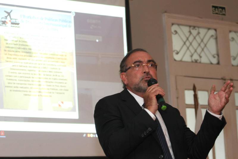 O Secretário de Estado de Transportes, Kleber Menezes (foto), apresentou na tarde desta sexta-feira (4), no Palácio do Governo, o aplicativo "Caminhos do Pará", desenvolvido pela Secretaria de Transportes, jutamente com o novo Portal Digital da Setran, integrado ao app, além de lançar o Mapa Viário do Pará 2018, totalmente atualizado. O aplicativo Caminhos do Pará, disponível gratuitamente para os sistemas IOS e Android, encontra-se completamente integrado ao site institucional da Setran, exibindo as notícias publicadas, além de dispor aos cidadãos o Sistema Viário Estadual completo, com todas as rodovias e pontes e suas respectivas quilometragens, portos e aeródromos, e os Mapas das diversas regiões do Pará, além de possibilitar ao usuário a indicação de acidentes, interdições e situações de perigo, por meio de GPS, para que a denúncia chegue à Secretaria praticamente em tempo real.
FOTO: CRISTINO MARTINS / AG. PARÁ
DATA: 04.05.2018
BELÉM - PARÁ <div class='credito_fotos'>Foto: Cristino Martins/Ag. Pará | <a href='/midias/2018/originais/340aa309-1069-4cd7-9db4-048aac229066.jpg' download><i class='fa-solid fa-download'></i> Download</a></div>