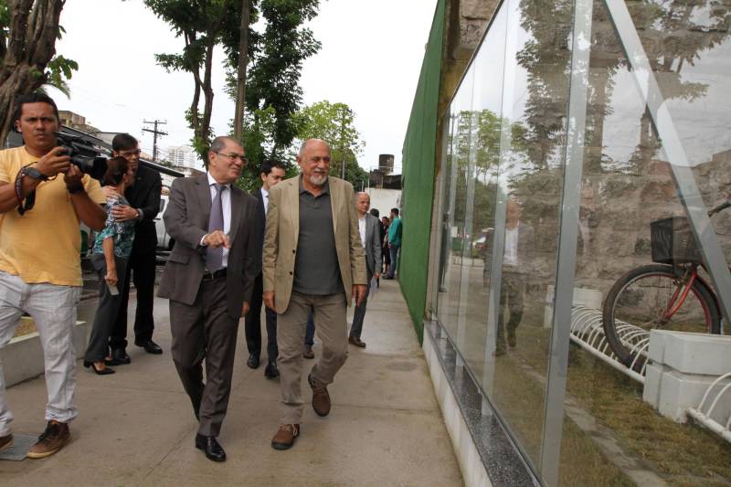 Restaurante self service, rampa de acesso, nova fachada, câmeras de vigilância e elevadores elétricos. O prédio-sede da Secretaria Estadual de Meio Ambiente e Sustentabilidade (Semas), em Belém, continua no mesmo lugar, mas parece novo. Após um processo de reforma, o prédio foi entregue aos servidores nesta sexta-feira, 16, pelo governador Simão Jatene.
FOTO: CRISTINO MARTINS / AG. PARÁ
DATA: 16.03.2018
BELÉM - PARÁ <div class='credito_fotos'>Foto: Cristino Martins/Ag. Pará | <a href='/midias/2018/originais/340c4e64-fe15-49a7-bb6a-1767ee40895f.jpg' download><i class='fa-solid fa-download'></i> Download</a></div>