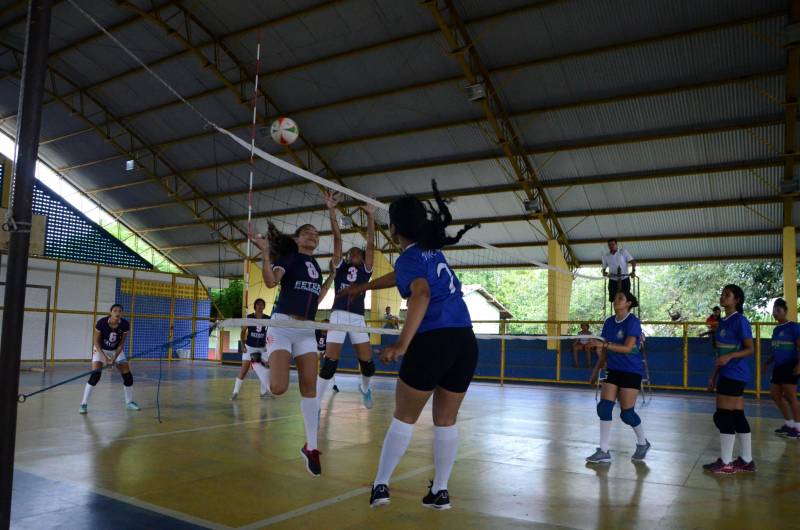 Paragominas, Mãe do Rio e Tomé-Açu são os primeiros campeões da Regional dos Jogos Estudantis Paraenses (JEPS), que ocorrem até domingo (13) em Mãe do Rio, na região nordeste do Pará. Na foto, jogo de voleibol da Escola Técnica Estadual de Paragominas (Eetepa) e Tomé-Açu.
FOTO: ELISEU DIAS / ASCOM SEDUC
DATA: 11.05.2018
MÃE DO RIO - PARÁ <div class='credito_fotos'>Foto: Eliseu Dias / Ascom Seduc | <a href='/midias/2018/originais/340c8c36-5a09-4c2f-8683-d235366336da.jpg' download><i class='fa-solid fa-download'></i> Download</a></div>