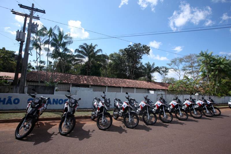 Os batalhões de Policiamento da PM de Barcarena (foto) e Abaetetuba, no Baixo Tocantins, receberam na tarde desta quinta-feira (21), 14 viaturas e 20 motocicletas para o reforço da segurança pública nas cidades. Os dois municípios pertencem ao Comando de Policiamento Regional IX, que realiza o policiamento em 10 municípios da região. O CPR IX também está formando 134 novos policias que deverão ser integrados ao policiamento no mês de julho. Participaram da entrega o comandante geral da PM, coronel Hilton Benigno, o presidente da Assembleia Legislativa do Pará (Alepa), deputado estadual Márcio Miranda e os deputados Ana Cunha e Celso Sabino. O coronel Hilton Benigno comentou que toda a frota de veículos da PM foi renovada. “A renovação traz melhores condições de trabalho ao policial”, afirmou.
FOTO: THIAGO GOMES / AG. PARÁ
DATA: 21.06.2018
BARCARENA - PARÁ <div class='credito_fotos'>Foto: Thiago Gomes /Ag. Pará | <a href='/midias/2018/originais/34114ad7-dc7c-401f-b8fe-25989c19395f.jpg' download><i class='fa-solid fa-download'></i> Download</a></div>