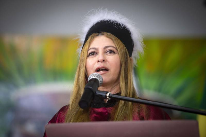 Cerimônia de outorga de grau aos 15 indígenas integrantes da primeira turma do povo Kayapo do curso de licenciatura intercultural indígena da Uepa, na manhã desta quinta-feira, 06, em São Félix do Xingu.

Na foto, professora Joelma Alencar.

FOTO: NAILANA THIELY / ASCOM UEPA
DATA: 06.11.2018
SÃO FÉLIX DO XINGU - PARÁ <div class='credito_fotos'>Foto: Nailana Thiely / Ascom Uepa   |   <a href='/midias/2018/originais/3411dd58-4689-4c43-9103-8b221e40a7cd.jpg' download><i class='fa-solid fa-download'></i> Download</a></div>