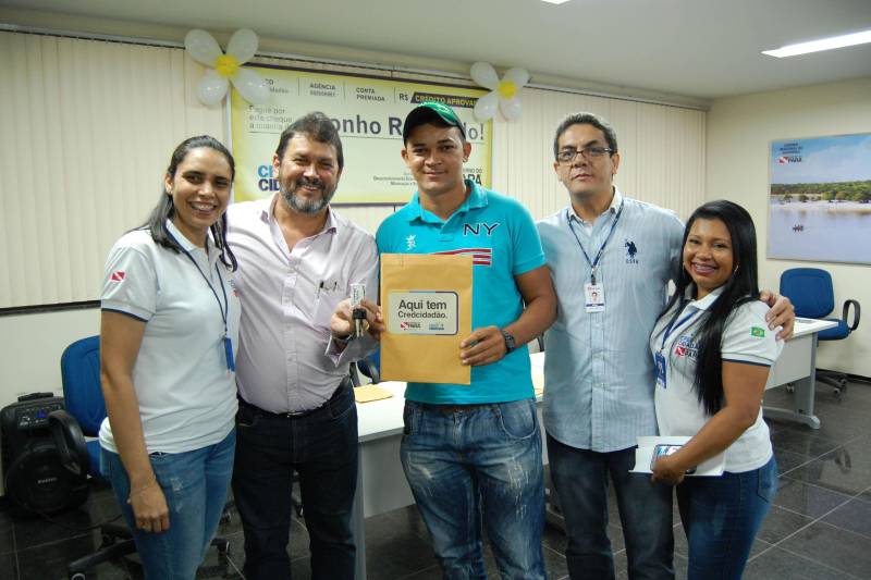 A categoria de mototaxistas permissionários, que realiza o transporte de passageiros em Santarém, na região oeste do Pará, foi beneficiada nesta quarta-feira (4), com a entrega de motocicletas financiadas a partir do programa de microcrédito do Governo do Estado, o CredCidadão.
FOTO: WILLIAM SANTOS / ASCOM CRGBA
DATA: 04.07.2018
SANTARÉM - PARÁ <div class='credito_fotos'>Foto: WILLIAM SANTOS / ASCOM CRGBA | <a href='/midias/2018/originais/341d55c4-96a4-4446-83e3-a1f93365395c.jpg' download><i class='fa-solid fa-download'></i> Download</a></div>