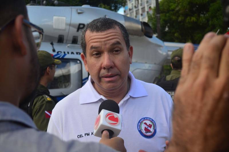 Foi lançada na manhã deste sábado, 8, na Praça da Bandeira, em Belém, a Operação Boas Festas, coordenada pela Polícia Militar do Pará e integrada aos órgãos do Sistema de Segurança Pública do Estado. As ações da Boas Festas vão até o dia 1º de janeiro de 2019. A população do Estado contará com 6,6 mil policias militares que reforçarão o policiamento ordinário na capital, área metropolitana e demais regiões paraenses. Na foto, a Secretaria de Segurança Pública e Defesa Social, o coronel PM André Cunha reforçou os objetivos da Operação.

FOTO: ELIELSON MODESTO / ASCOM SUSIPE
DATA: 08.12.2018
BELÉM - PARÁ <div class='credito_fotos'>Foto: Elielson Modesto / Ascom Segup   |   <a href='/midias/2018/originais/341dd826-bd13-4eb4-aeaf-e2bec6de12be.jpg' download><i class='fa-solid fa-download'></i> Download</a></div>