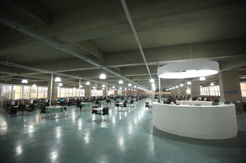 Ao entrar na Biblioteca Arthur Viana, localizada no Centro Cultural e Turístico Tancredo Neves (Centur), é possível visualizar e sentir as diferenças logo ao chegar. O espaço, que desde 2015 passava por reformas, está completamente pronto para sua reinauguração, que deve acontecer já na próxima semana. Iluminação adequada, climatização renovada, mudança de estantes e outros móveis que contribuíram para a ampliação do espaço, além de um verdadeiro upgrade em diversos espaços de convivência, serviços e estudos, trouxeram novos ares a centenária biblioteca.
FOTO: THIAGO GOMES / AG. PARÁ
DATA: 27.04.2018
BELÉM - PARÁ <div class='credito_fotos'>Foto: Thiago Gomes /Ag. Pará | <a href='/midias/2018/originais/341f1b3e-d5c9-4396-a77e-0c98562728f6.jpg' download><i class='fa-solid fa-download'></i> Download</a></div>