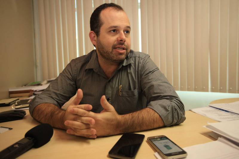 Os Encontros Estaduais de Educação Profissional e Tecnológica serão iniciados na terça-feira (24) na região Lago de Tucuruí, no sudeste paraense. Promovidos pela Secretaria de Estado de Ciência, Tecnologia e Educação Profissional e Tecnológica (Sectet), os eventos serão realizados nas 12 regiões de Integração do Pará. O objetivo é promover, de forma conjunta e articulada, uma discussão sobre a execução do Programa Pará Profissional, como exercício e experiência de política pública de educação profissional e tecnológica para o desenvolvimento inter-regional, inclusão produtiva e oportunidades para o mundo do trabalho. Na foto, Luís Blasques, diretor de Educação Profissional e Tecnológica da Sectet.
FOTO: CARLOS SODRÉ / AG. PARÁ
DATA: 02.03.2018
BELÉM - PARÁ <div class='credito_fotos'>Foto: CARLOS SODRÉ / AG. PARÁ | <a href='/midias/2018/originais/34212dc1-4c2a-4783-b821-6c6b5ed756cd.jpg' download><i class='fa-solid fa-download'></i> Download</a></div>