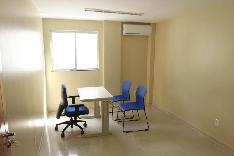 O governador Simão Jatene inaugurou nesta quinta-feira, 27, as novas instalações do Núcleo de Atendimento Integrado (NAI, na foto). Localizado na Avenida Governador José Malcher, o NAI reúne, em um só prédio, todos os órgãos que trabalham com adolescentes vulneráveis, em situação de risco social ou que cometeram infrações passíveis de punição. “Temos que punir, mas sem excluir, sem relegar a um segundo plano da sociedade e, ao mesmo tempo, sem ignorar o que esses jovens e adolescentes querem nos dizer quando cometem algum ato infracional”, disse o governador Simão Jatene durante a inauguração. O NAI é composto pela Divisão de Atendimento ao Adolescente (Data), Promotoria da Infância e Juventude do Ministério Público do Estado, Juizado da Infância e Juventude do Tribunal de Justiça do Estado, Defensoria Pública, Companhia Independente Especializada de Policiamento Assistencial da PM (Ciepas) e Fundação de Atendimento Socioeducativo do Pará (Fasepa).

FOTO: CRISTINO MARTINS / AG. PARÁ
DATA: 27.12.2018
BELÉM - PARÁ <div class='credito_fotos'>Foto: Cristino Martins/Ag. Pará   |   <a href='/midias/2018/originais/3434247d-c9d0-48ab-800c-1819f753b215.jpg' download><i class='fa-solid fa-download'></i> Download</a></div>