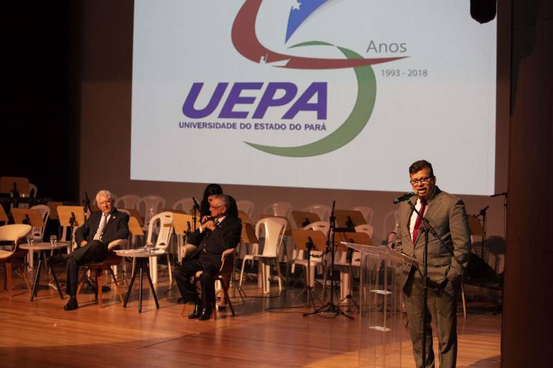 Cerimônia de comemoração dos 25 anos da Uepa (Jubilei de prata) e entrega de título de doutor Honoris Causa ao médico, folclorista e ambientalista Camillo Vianna. O evento foi realizado na noite desta terça-feira, 29, no auditório do Sesi, em Belém.
Na foto, o vice-reitor da Uepa, Clay Chagas.
FOTO: NAILANA THIELY / ASCOM UEPA
DATA: 29.05.18
BELÉM - PARÁ <div class='credito_fotos'>Foto: Nailana Thiely / Ascom Uepa | <a href='/midias/2018/originais/343667a7-42d3-44a9-841a-806e06e29e30.jpg' download><i class='fa-solid fa-download'></i> Download</a></div>