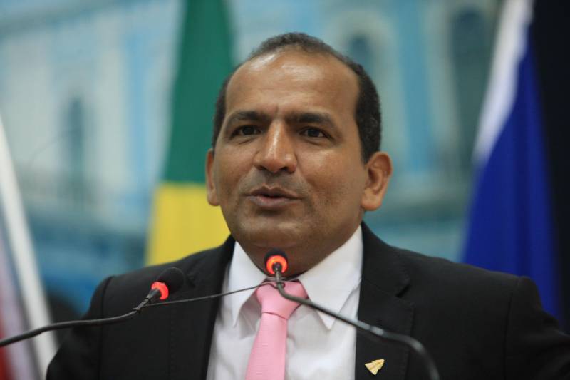 A obra de saneamento integrado que está sendo executada pelo Governo do Estado na Bacia do Tucunduba, em Belém, foi o tema de Audiência Pública realizada na manhã desta sexta-feira (15), na Câmara Municipal de Belém. Considerada a segunda maior bacia hidrográfica da capital, o Tucunduba atravessa quatro bairros: Guamá, Terra Firme, Canudos e Marco. Quando for concluído, o projeto vai beneficiar diretamente cerca de 250 mil moradores da área. Participaram diretores da área social e técnica da Secretaria de Estado de Desenvolvimento Urbano e Obras Públicas (Sedop), da Secretaria Municipal de Saneamento e representantes de Associações Comunitárias do Tucunduba. Na foto, o vereador Toré Lima (PRB).
FOTO: RODOLFO OLIVEIRA / AG. PARÁ
DATA: 15.06.2018
BELÉM - PARÁ <div class='credito_fotos'>Foto: Rodolfo Oliveira/Ag. Pará | <a href='/midias/2018/originais/34374d5a-b5b2-4f34-93d7-9c012465701b.jpg' download><i class='fa-solid fa-download'></i> Download</a></div>