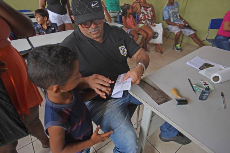 Aos 22 anos, Cláudio Cardoso está desempregado e procura um trabalho para sustentar o filho. Neste domingo (11) ele aproveitou a presença da Caravana Pro Paz no município de Barcarena, distante 15 quilômetros da capital, para retirar seus documentos e até aproveitou para cortar os cabelos. Na segunda-feira (12) pretende sair em busca de um emprego. Ele é um dos mil beneficiados pelos atendimentos feitos na cidade pela Caravana Pro Paz, uma ação do Governo do Pará, que busca garantir o acesso da população mais carente a serviços de atenção às necessidades básicas do cidadão, como atendimentos médicos, exames, vacinação, entre outros, com ações de mobilização em diversas regiões e municípios, a fim de fortalecer a cidadania paraense. “Os documentos e aparências são muito importantes para conseguir um trabalho, por isso estou aproveitando para fazer tudo para na segunda-feira continuar procurando emprego”, comentou Claudio. Ele está separado e quer encontrar um trabalho para sustentar o filho. A Caravana Pro Paz está iniciando os trabalhos em 2018 por Barcarena, nas comunidades de Vila Nova, Bom futuro e Burajuba afetadas pelo transbordamento de rejeitos da Hydro Alunorte, no início deste mês. Os serviços de retirada de documentos (Certidão de Nascimento, RG, Registro Social, ID Jovem), atendimento médico (pediatria, ginecologia e clínica geral), consulta jurídica, exames vacinas e cortes de cabelo foram ofertados em parceria com a Prefeitura do município.
FOTO: IGOR BRANDÃO / AG PARÁ
DATA: 11.03.2018
BARCARENA - PARÁ <div class='credito_fotos'>Foto: IGOR BRANDÃO / AG. PARÁ | <a href='/midias/2018/originais/345a4c40-2cc8-4749-901c-9e1ae7acada5.jpg' download><i class='fa-solid fa-download'></i> Download</a></div>