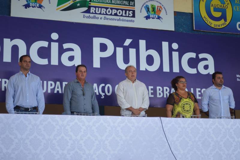 Cerca de 700 pessoas participaram de uma audiência pública, no município de Rurópolis, no sudoeste do estado, promovida pela Secretaria de Meio Ambiente e Sustentabilidade (Semas). As discussões giraram em torno dos impactos socioambientais previstos no projeto do Complexo Hidrelétrico Braços Leste e Oeste e Linhas de Transmissão Associadas, de responsabilidade da empresa Cienge Engenharia. Essa foi a segunda audiência realizada, a pedido da Semas, a respeito do projeto. O evento deu continuidade a encontros anteriores, como reuniões prévias e outra audiência já realizadas no município no período entre agosto e outubro de 2016. A Semas também convocou, por meio de edital, o Ministério Público Estadual e Federal, autoridades federais, estaduais e municipais, órgãos públicos e privados, instituições governamentais e não governamentais e comunidades a serem influenciadas direta ou indiretamente pelo empreendimento, a fim de discutir o conteúdo do Estudo de Impacto Ambiental (EIA) e Relatório de Impacto Ambiental (Rima).
FOTO: ASCOM / SEMAS
DATA: 08.03.2018
RURÓPOLIS - PARÁ <div class='credito_fotos'>Foto: ASCOM SEMAS | <a href='/midias/2018/originais/346a227b-0a77-4164-b417-859f7391e818.jpg' download><i class='fa-solid fa-download'></i> Download</a></div>