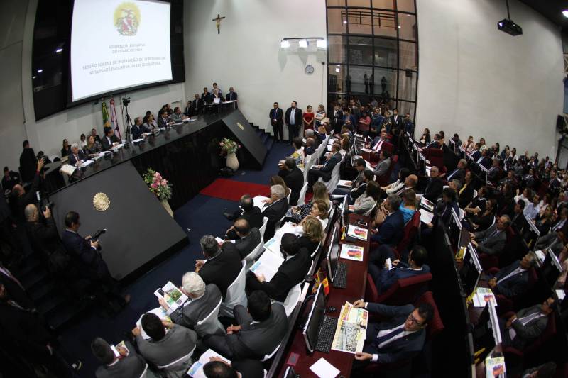 O governador Simão Jatene entregou, na manhã desta terça-feira (6), a "Mensagem Governamental do Pará à Assembleia Legislativa 2018", em sessão especial que abriu os trabalhos da Casa no exercício 2018. A leitura do documento destacou os principais resultados alcançados pelo governo no ano anterior e fez prognósticos de obras e serviços previstos para este ano.
FOTO: ANTONIO SILVA / AG. PARÁ
DATA: 06.02.2018
BELÉM - PARÁ <div class='credito_fotos'>Foto: Antônio Silva/Ag. Pará | <a href='/midias/2018/originais/346e58c9-ebee-48fc-b992-c13f35436207.jpg' download><i class='fa-solid fa-download'></i> Download</a></div>