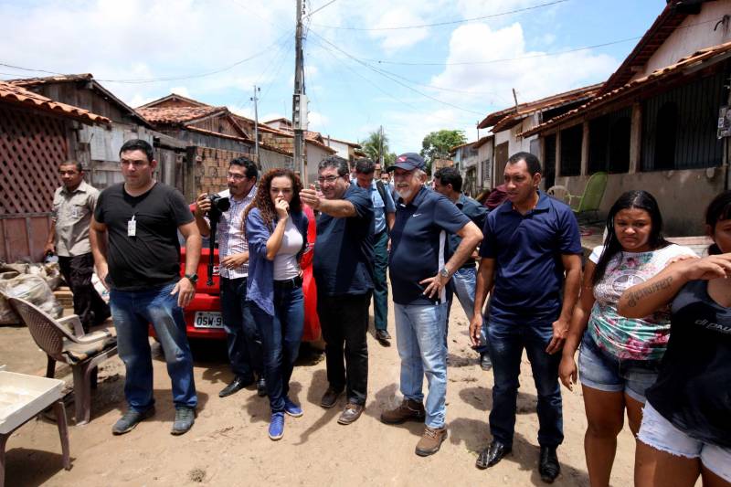 O Governador do Pará, Simão Jatene, esteve durante esta sexta-feira (13) no município de Paragominas. Além de visitar as áreas afetadas pela enxurrada que ocorreu na madrugada da quinta-feira (12), ele conversou com moradores atingidos, reuniu com autoridades municipais, secretários de estado, com o Corpo de Bombeiros e a Defesa Civil para traçar as metas e ações a serem cumpridas para restabelecer a normalidade na cidade. A forte enxurrada, que durou toda a madrugada, alagou cerca de 40% da cidade e atingiu 350 famílias. Até o momento, 13 locais foram adequados para funcionar como abrigo, entre escolas, associações, ginásios, entre outros, para receber desabrigados e desalojados.

FOTO: SIDNEY OLIVEIRA / AG. PARÁ
DATA: 13.04.2018
PARAGOMINAS - PARÁ <div class='credito_fotos'>Foto: Sidney Oliveira/Ag. Pará   |   <a href='/midias/2018/originais/3474f9b1-54a8-4500-aaa6-33de6f0b3e52.jpg' download><i class='fa-solid fa-download'></i> Download</a></div>