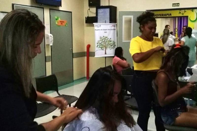 Em tratamento para câncer de mama na Unidade de Alta Complexidade em Oncologia Dr. Vitor Moutinho (Unacon), em Tucuruí, no sudeste do Pará, Neuza Alves de Oliveira aproveitou a oportunidade e participou da programação alusiva ao Março Lilás, de combate e prevenção contra o câncer de colo de útero. A unidade aderiu à campanha promovida pela Secretaria de Estado de Saúde Pública (Sespa), por meio do Núcleo de Apoio à Gestão na Atenção à Mulher no Controle do Câncer de Colo de Útero e Mama. Com o slogan “O Pará unido na prevenção e diagnóstico do câncer de colo do útero”, o grupo de trabalho de humanização da Unacon vai impulsionar a campanha na região com programação educativa até o dia 29 deste mês, levando informações sobre a importância do diagnóstico precoce da doença. Em tratamento na unidade, Neuza reconhece a importância do acompanhamento regular ao médico para evitar qualquer doença.
FOTO: DIVULGAÇÃO
DATA: 13.03.2018
TUCURUÍ - PARÁ
<div class='credito_fotos'>Foto: Divulgação | <a href='/midias/2018/originais/34785fe7-56ad-4dbf-8940-a7727435a080.jpg' download><i class='fa-solid fa-download'></i> Download</a></div>