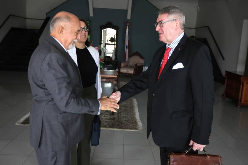 O Pará recebeu, pela segunda vez em menos de um mês, a visita de um representante internacional interessado em investir no estado. Após a visita do embaixador da Hungria, no dia 12 deste mês, foi a vez do embaixador da Bélgica, Dirck Loncke (d), ser recebido nesta terça-feira, 24, pelo governador Simão Jatene (e) no Palácio dos Despachos.
FOTO: ANTONIO SILVA / AG. PARÁ
DATA: 24.04.2018
BELÉM - PARÁ <div class='credito_fotos'>Foto: Antônio Silva/Ag. Pará | <a href='/midias/2018/originais/347c023a-4a56-49fe-b11e-11ba2d092f74.jpg' download><i class='fa-solid fa-download'></i> Download</a></div>