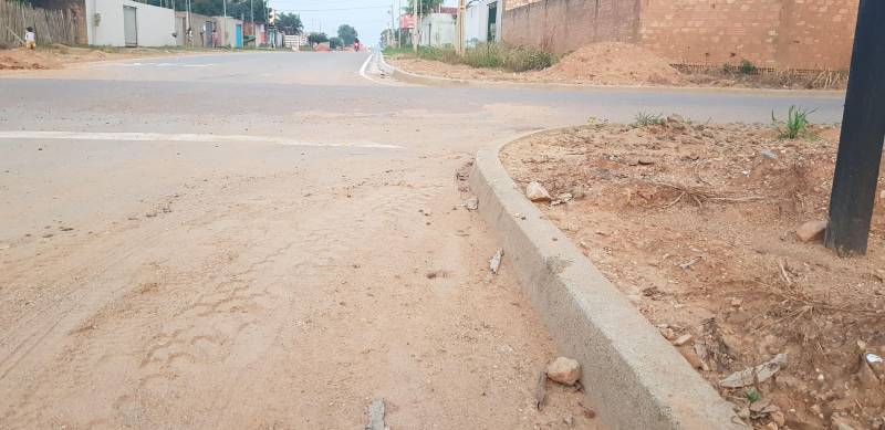 A comitiva esteve ainda em São Félix do Xingu, município que recebeu nove quilômetros e meio de asfalto em vias urbanas. Maria e Cláudia Rodrigues, que moram na Avenida Paraná, agora deixaram no passado os transtornos com a poeira. “Era um sonho esse asfalto. Tinha muita poeira. Tinha que limpar a casa de manhã e de tarde. Agora tá gostoso ficar aqui”, disse Maria. Também foram asfaltados 2,4 km de vias dentro do Parque de Exposição de São Félix do Xingu. Segundo o presidente do Sindicato dos Produtores Rurais do município, Arlindo Laureano (conhecido como Nenzinho), “isso aqui é de grande importância, porque São Félix tem o maior rebanho bovino do Pará, e no parque sem asfalto, devido à chuva, o povo ficava ou no lamaçal ou na poeira. Isso beneficia a população e os estandes de vendas nas feiras”.
FOTO: KÉLIA SANTOS / ASCOM CRGSP
DATA: 24.10.2018
SÃO FÉLIX DO XINGU - PARÁ <div class='credito_fotos'>Foto: KÉLIA SANTOS / ASCOM CRGSP | <a href='/midias/2018/originais/34892526-7952-43d5-ae05-1b3174945513.jpg' download><i class='fa-solid fa-download'></i> Download</a></div>