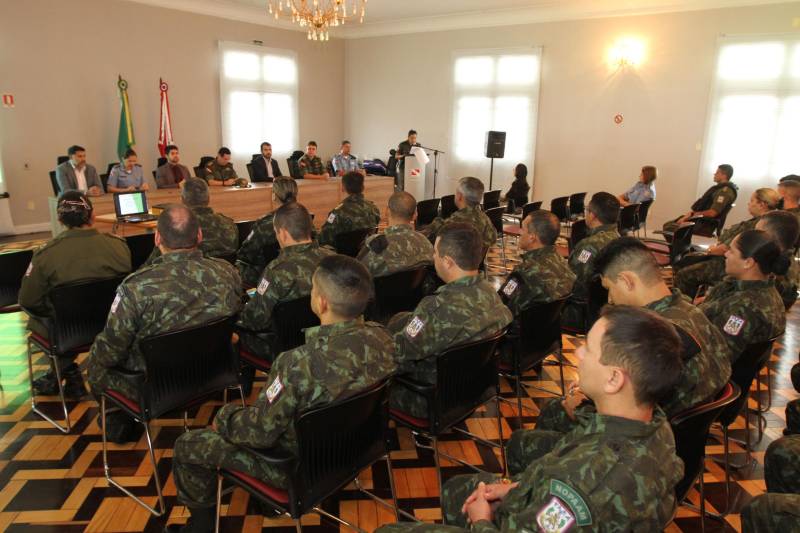 Trinta e seis policiais militares atuarão a partir do primeiro semestre de 2019, na prevenção primária ambiental dirigida a alunos do 5º e 6º anos do ensino fundamental. Os novos educadores ambientais foram certificados (foto) na manhã desta quarta-feira (5), no auditório da Casa Militar da Governadoria, em Belém. Eles participaram do primeiro Curso de Formação de Educadores Ambientais da Amazônia (CFEAM).

FOTO: CRISTINO MARTINS / AG. PARÁ
DATA: 05.12.2018
BELÉM - PARÁ <div class='credito_fotos'>Foto: Cristino Martins/Ag. Pará   |   <a href='/midias/2018/originais/348ffe0d-84b1-432a-bc3c-18ed5e43ba21.jpg' download><i class='fa-solid fa-download'></i> Download</a></div>