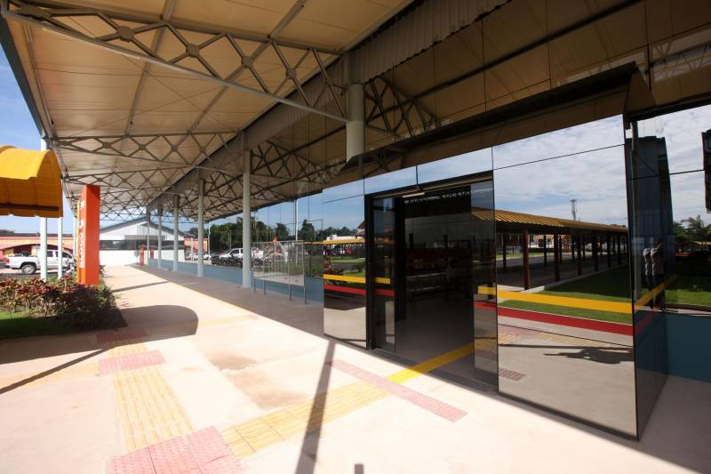 O Pará ganha, a partir desta quarta-feira, 30, o primeiro Centro Integrado de Inclusão e Reabilitação da região Norte. Localizado na rodovia Arthur Bernardes, em Belém, às margens da Baía do Guajará, o Centro Integrado de Inclusão e Reabilitação – CIIR, está instalado em uma área total de mais de 40 mil metros quadrados. O Centro é diferente de outros que já existem no país por integrar vários serviços em um único local. A obra foi iniciada em março de 2014 e está orçada em mais de R$ 32 milhões, recursos do tesouro estadual. O CIIR faz parte das ações previstas pelo Governo do Estado ampliando os serviços já oferecidos pela Secretaria de Estado de Saúde Pública (Sespa). A inauguração do Centro será às 16h30. O CIIR vai agregar, em um único espaço, assistência médica, odontológica, reabilitação, capacitação, oficinas para produção de próteses e serviço de apoio e diagnósticos em crianças, jovens e adultos com deficiência no Estado do Pará. No CIIR vai funcionar um Centro Especializado em Reabilitação (CER IV) para usuários com deficiência auditiva, física, intelectual e visual; uma oficina ortopédica fixa e um Centro de Especialidades Odontológicas (CEO II).
FOTO: THIAGO GOMES / AG. PARÁ
DATA: 25.05.2018
BELÉM - PARÁ <div class='credito_fotos'>Foto: Thiago Gomes /Ag. Pará | <a href='/midias/2018/originais/3495cf2f-37b5-4a38-9668-31f3baa87273.jpg' download><i class='fa-solid fa-download'></i> Download</a></div>