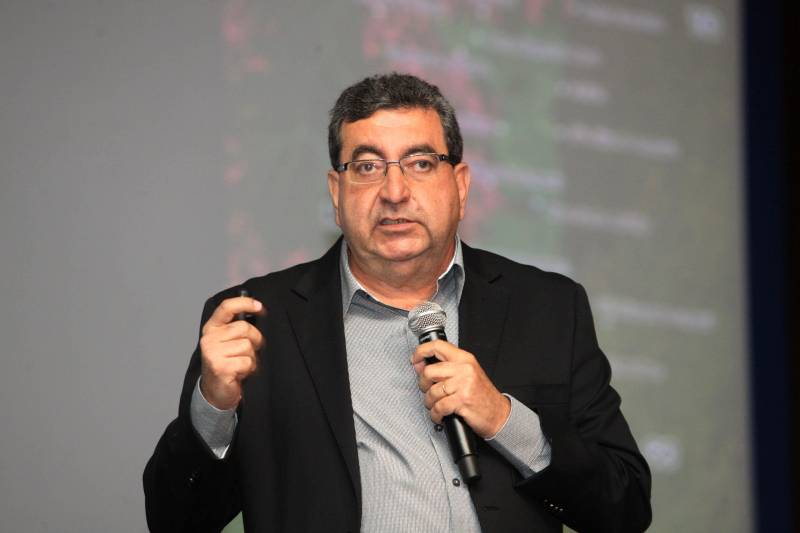 De acordo com Adnan Demachki (foto), a lei prevê que esses recursos sejam aplicados em investimentos em infraestrutura. No caso dos recursos que a Vale vai pagar pela renovação da estrada de ferro Vitória Minas, o Governo Federal já anunciou que os recursos ficarão naquela região mesmo, ou seja, serão aplicados na construção de uma ferrovia ligando o Porto de Tubarão até Presidente Keneddy, no Espírito Santo.
FOTO: RODOLFO OLIVEIRA / AG. PARÁ
DATA: 20.06.2018
belém - pará <div class='credito_fotos'>Foto: Rodolfo Oliveira/Ag. Pará | <a href='/midias/2018/originais/349d8616-be66-456c-9ef4-457030a2eea6.jpg' download><i class='fa-solid fa-download'></i> Download</a></div>