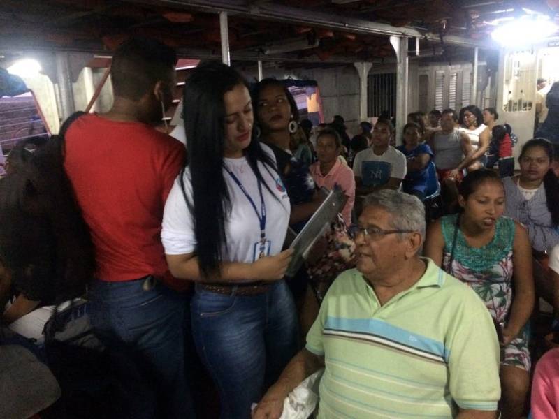 A Operação Carnaval 2018 da Agência de Regulação e Controle de Serviços Públicos do Estado do Pará (Arcon-PA) foi finalizada nesta quarta-feira (14) com crescente número de autos de infração lavrados em relação ao último ano. Nos seis dias de fiscalização intensiva, foram abordados mais de 2,6 mil veículos nas estradas e terminais e lavrados cerca de 810 autos de infração, tanto no modal rodoviário quanto no hidroviário (foto). Os 70 agentes estiveram presentes em Belém e 20 localidades regionais. Durante o feriado carnavalesco, os fiscais das equipes rodoviárias lavraram cerca de 800 autos de infração. O número é 72% maior do que o registrado no mesmo período, em 2017, quando foram registradas 467 infrações. O Terminal Rodoviário de Belém foi onde os fiscais mais encontraram problemas nos veículos.
FOTO: ASCOM / ARCON
DATA: 12.02.2018
BELÉM - PARÁ <div class='credito_fotos'>Foto: ASCOM / ARCON | <a href='/midias/2018/originais/349f6380-3a19-4f08-a3cb-7cda05d137c4.jpg' download><i class='fa-solid fa-download'></i> Download</a></div>