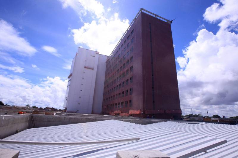 Construção do novo hospital Doutor Abelardo Santos, empreendimento do Governo do Estado sob a coordenação da Secretaria de Estado de Desenvolvimento Urbano e Obras Públicas (Sedop). A obra avançou e está com 70% de serviços executados, sendo que 500 homens trabalham distribuídos em turnos de segunda a sábado, de 7h às 22 horas.
FOTO: RODOLFO OLIVEIRA / AG. PARÁ
DATA: 11.04.2018
BELÉM - PARÁ <div class='credito_fotos'>Foto: Agência Pará | <a href='/midias/2018/originais/34a65129-1da0-47e9-9ea5-09f27af11494.jpg' download><i class='fa-solid fa-download'></i> Download</a></div>