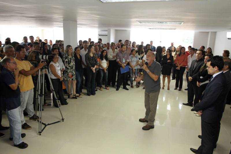 Restaurante self service, rampa de acesso, nova fachada, câmeras de vigilância e elevadores elétricos. O prédio-sede da Secretaria Estadual de Meio Ambiente e Sustentabilidade (Semas), em Belém, continua no mesmo lugar, mas parece novo. Após um processo de reforma, o prédio foi entregue aos servidores nesta sexta-feira, 16, pelo governador Simão Jatene (foto).
FOTO: CRISTINO MARTINS / AG. PARÁ
DATA: 16.03.2018
BELÉM - PARÁ <div class='credito_fotos'>Foto: Cristino Martins/Ag. Pará | <a href='/midias/2018/originais/34ad88cc-a331-46ab-b59d-7804dc207084.jpg' download><i class='fa-solid fa-download'></i> Download</a></div>