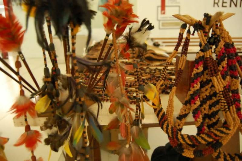 Indígenas da etnia Wai Wai começaram nesta sexta-feira (07) uma exposição de produtos típicos (foto) do artesanato local. Os produtos estão sendo expostos no Rio Tapajós Shopping, localizado na Rodovia Fernando Guilhon (PA-453), em Santarém. A exposição conta com apoio logístico do Centro de Governo do Baixo Amazonas. Os Wai Wai habitam a terra indígena Trombetas-Mapuera, localizada no município de Oriximiná, na margem esquerda do rio Amazonas, no oeste paraense. Historicamente é um povo com atividades alternadas entre a época seca e a época chuvosa, com práticas de auto sustentável na agricultura, caça, pesca e coleta de produtos florestais, dentre estes a Castanha do Pará e a semente de Morototó (Didymopanax morototoni), principais matérias primas que servem para a fabricação de produtos do artesanato.

FOTO: SAMUEL ALVARENGA / ASCOM CRGBA
DATA: 07.12.2018
SANTARÉM - PARÁ <div class='credito_fotos'>Foto: SAMUEL ALVARENGA / ASCOM CRGBA   |   <a href='/midias/2018/originais/34adbb2e-8555-421e-9285-21f4ee7551a6.jpg' download><i class='fa-solid fa-download'></i> Download</a></div>