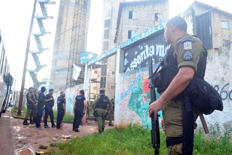 A Secretaria de Estado de Segurança Pública e Defesa Social (Segup) deflagrou nas primeiras horas da manhã desta quinta-feira (29), a operação Templários, que resultou na prisão de 10 pessoas e apreensão de mais de 300 petecas de cocaína, cerca de 500 gramas de pasta base de cocaína, aproximadamente 50 gramas de maconha (do tipo limãozinho) e um revólver calibre 38. O trabalho contou com o apoio das Polícias Civil e Militar.

FOTO: ELIELSON MODESTO/ASCOM SEGUP
DATA: 29.11.2018
ANANINDEUA-PARÁ <div class='credito_fotos'>Foto: Elielson Modesto / Ascom Segup   |   <a href='/midias/2018/originais/34b3bd21-72ef-457a-8883-b2943ac5fe13.jpg' download><i class='fa-solid fa-download'></i> Download</a></div>