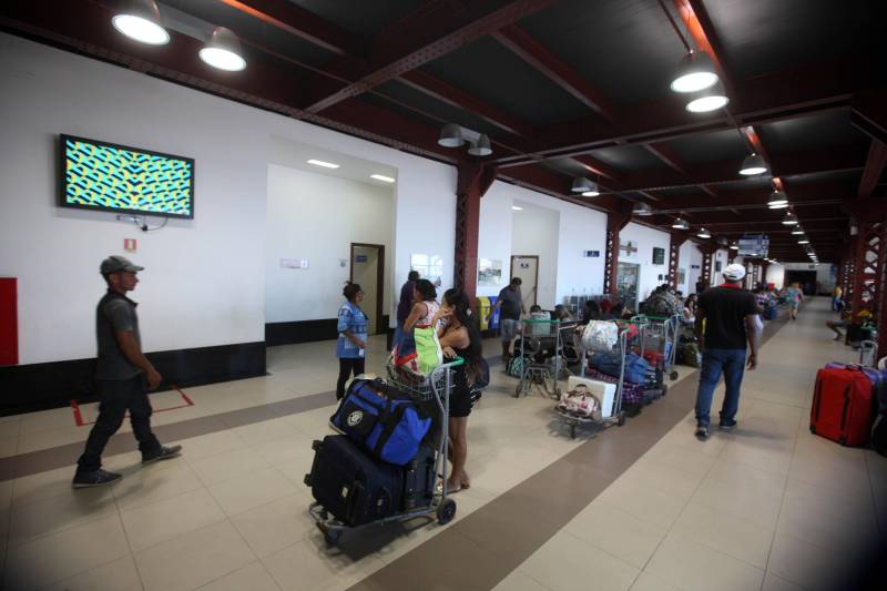 Quem utiliza o Terminal Hidroviário do Porto de Belém “Luiz Rebelo Neto”, seja para chegar ou sair da capital paraense por meio dos rios, há quatro anos sente uma grande diferença ao comparar o local com os demais portos existentes na cidade.
FOTO: SIDNEY OLIVEIRA / AG. PARÁ
DATA: 23.05.2018
BELÉM - PARÁ <div class='credito_fotos'>Foto: Sidney Oliveira/Ag. Pará | <a href='/midias/2018/originais/34b51ae7-af41-4bd2-b47d-655395b36710.jpg' download><i class='fa-solid fa-download'></i> Download</a></div>