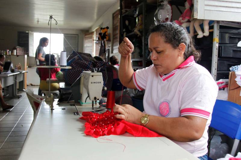 Detentas do Centro de Recuperação Feminino (CRF) de Ananindeua (na Região Metropolitana de Belém) que fazem parte da Cooperativa de Trabalho Arte Feminina Empreendedora (Coostafe), primeira cooperativa formada exclusivamente por internas do sistema penitenciário no Brasil, realizaram um curso de capacitação para produção de almofadas decorativas. A iniciativa é da Superintendência do Sistema Penitenciário do Estado (Susipe), em parceria com o Serviço Nacional de Aprendizagem Rural (Senar). Nas aulas, as participantes confeccionaram almofadas e aprenderam técnicas como entrelaçados de fita, aplicação de tecidos, captonê (pontos feitos com cordões ou fios grossos) e patchwork, conhecida como "crazy" – junção de pequenos pedaços de vários tecidos diferentes e irregulares, que são cortados e costurados em um bloco, possibilitando a utilização de restos de retalhos utilizados em outras produções pela cooperativa. Na foto, a detenta Isabel Maciel

FOTO: AKIRA ONUMA / ASCOM SUSIPE
DATA: 24.04.2018
BELÉM - PARÁ <div class='credito_fotos'>Foto: Akira Onuma / Ascom Susipe   |   <a href='/midias/2018/originais/34bf028b-4031-4ec7-b1bb-b2a74d6d6508.jpg' download><i class='fa-solid fa-download'></i> Download</a></div>