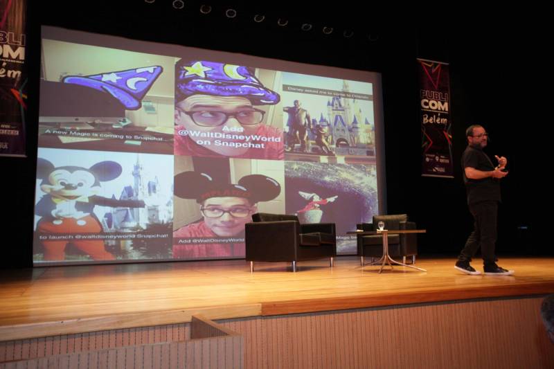 Publicom 2018. O Encontro de Comunicação ocorreu na segunda (11) e terça-feira (12), no Teatro do Sesi, em Belém, e reuniu centenas de participantes. “Pense sempre no conteúdo líquido. Seja líquido. Veja onde seu conteúdo consegue desembarcar”, afirmou Giuliano Chiaradia (foto), gerente de conteúdo digital do SBT, durante palestra no Publicom 2018. O Encontro de Comunicação ocorreu na segunda (11) e terça-feira (12), no Teatro do Sesi, em Belém, e reuniu centenas de participantes.

FOTO: MÁCIO FERREIRA / AG. PARÁ
DATA: 12.06.2018
BELÉM - PARÁ <div class='credito_fotos'>Foto: MÁCIO FERREIRA/ AG. PARÁ   |   <a href='/midias/2018/originais/34c30c27-5c68-4d8e-9152-e54883da53b8.jpg' download><i class='fa-solid fa-download'></i> Download</a></div>