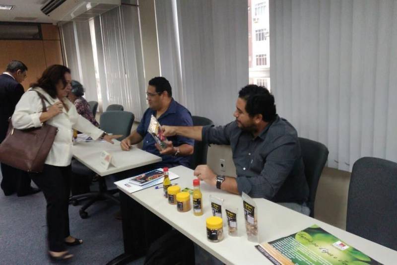A promoção dos produtos paraenses fora do Brasil e a atração de investimentos para o estado foram alguns dos temas em pauta durante a visita da comitiva da delegação da Bélgica, na manhã desta quarta-feira (25), ao Parque de Ciência e Tecnologia - PCT Guamá
FOTO: ASCOM / PCT GUAMÁ
DATA: 25.04.2018
BELÉM - PARÁ <div class='credito_fotos'>Foto: ASCOM / PCT GUAMÁ | <a href='/midias/2018/originais/34ca7367-7c9f-44b8-9b32-0bdb723813f4.jpg' download><i class='fa-solid fa-download'></i> Download</a></div>