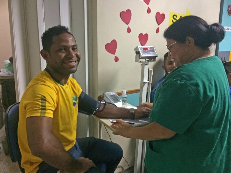 Nesta terça-feira, 11, a auxiliar administrativa Maiara Silva abraçou uma nova causa: a doação de sangue. Ela aproveitou que o Hemopa Marabá instalou um posto de coleta volante no Hospital Regional do Sudeste do Pará - Dr. Geraldo Veloso (HRSP), onde trabalha, para doar pela primeira vez. "O fato de trabalhar em uma Unidade Hospitalar me fez ver ainda mais a necessidade de ajudar as pessoas que precisam de transfusão. Então, sempre que tiver oportunidade, vou fazer essa boa ação", comentou a colaboradora. Iniciada no dia 10 deste mês, a 34ª Campanha de Doação de Sangue do HRSP é uma estratégia da instituição para ajudar a repor o estoque do banco de sangue do Hemocentro regional. A Unidade é uma das que mais demandam esse serviço na região, pois realiza, em média, 180 transfusões mensais. Na maioria das vezes, o procedimento atende a recém-nascidos internados na Unidade de Terapia Intensiva (UTI) Neonatal, vítimas de acidente de trânsito e pacientes que passam por cirurgias.

FOTO: ASCOM / HRSP
DATA: 12.12.2018
MARABÁ - PARÁ <div class='credito_fotos'>Foto: ASCOM HRSP   |   <a href='/midias/2018/originais/34d8f603-ee4a-42cc-868f-a40b03ee4887.jpg' download><i class='fa-solid fa-download'></i> Download</a></div>