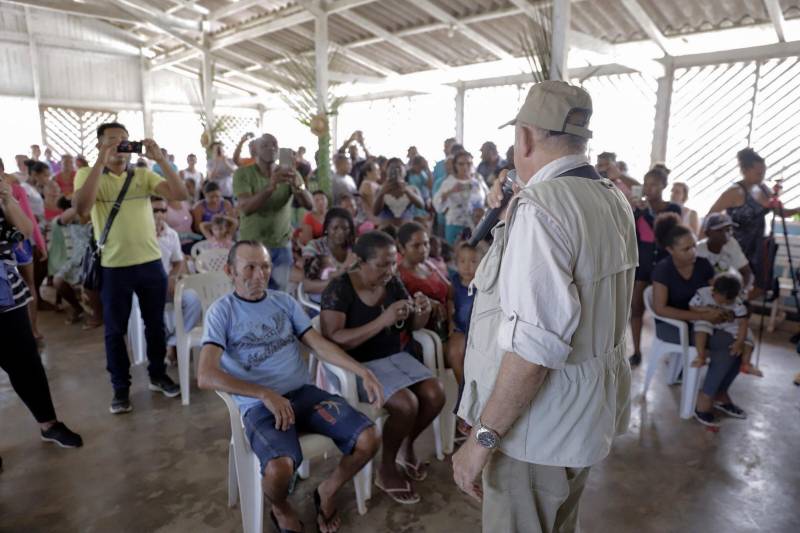 O título coletivo ratifica que 225 mil hectares de terra pertencem às 145 famílias remanescentes de quilombos que vivem em Cachoeira Porteira. A titulação ocorreu pela desafetação de parte das florestas estaduais (flotas) de Trombetas e Faro, aprovada pela Assembleia Legislativa do Pará e decretada pelo governador Simão Jatene (foto).
FOTO: MÁRCIO NAGANO / SECOM
DATA: 03.03.2018
ORIXIMINÁ - PARÁ <div class='credito_fotos'>Foto: MÁRCIO NAGANO / SECOM | <a href='/midias/2018/originais/34da9965-f55e-4ac3-b9ab-96ed2ca56455.jpg' download><i class='fa-solid fa-download'></i> Download</a></div>