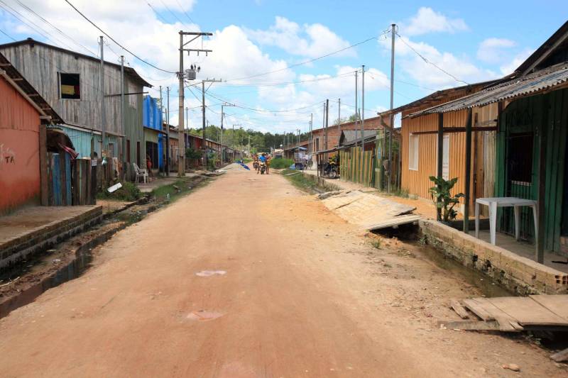 O governador Simão Jatene está no município de Bragança, nordeste do Estado, neste sábado (19), para visitar algumas das localidades atingidas pelas enchentes provocadas pelas chuvas do início da semana. A Defesa Civil Estadual está articulando as secretarias de Estado para atender às pessoas afetadas pelos alagamentos. Até o momento são três famílias desabrigadas e mais de três mil pessoas afetadas, principalmente na comunidade de Maranhãozinho. A prefeitura decretou estado de alerta. Uma sala de situação foi montada no município para o gerenciamento das ações que atendem às famílias. Na foto, ruas do bairro Aldeia.
FOTO: RODOLFO OLIVEIRA / AG. PARÁ
DATA: 19.05.2018
BRAGANÇA - PARÁ <div class='credito_fotos'>Foto: Rodolfo Oliveira/Ag. Pará | <a href='/midias/2018/originais/34e26d69-5991-4e49-a262-ae4cd3632c7f.jpg' download><i class='fa-solid fa-download'></i> Download</a></div>