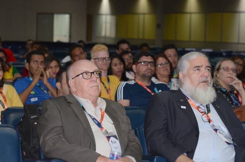 Mais de 100 profissionais de instituições de ensino, especialistas em esporte paralímpico e atletas, se reuniram na tarde desta quarta-feira (21), na abertura do I Seminário Regional Escolar Paralímpico - Norte II, realizado em Belém, na sede da Fundação Cultural do Pará.
FOTO: RAI PONTES / ASCOM SEDUC
DATA: 21.03.2018
BELÉM - PARÁ <div class='credito_fotos'>Foto: Rai Pontes/Ascom Seduc | <a href='/midias/2018/originais/34ead7ec-1bc3-4707-a6d0-aca379389cd7.jpg' download><i class='fa-solid fa-download'></i> Download</a></div>