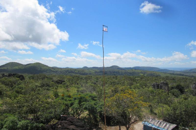 As manhãs despertam ainda nubladas na Casa de Pedra. Os fogos de artifício de “Seu Caroço”, que começam a estourar às 4 h da madrugada, marcam o despertar de mais um dia da Festividade do Divino Espírito Santo, comemorada anualmente no Parque Estadual Serra dos Martírios/Andorinhas (Pesam), na região do Araguaia, sudeste paraense. Em parceria com a Secretaria de Estado de Meio Ambiente e Sustentabilidade (Semas) foram realizadas atividades de ginástica laboral, oficinas de desenho e pintura, produção de objetos com garrafas pet e de mandalas alusivas ao Divino Espírito Santo.
FOTO: ASCOM IDEFLOR-BIO
DATA: 28.05.2018
ARAGUAIA - PARÁ <div class='credito_fotos'>Foto: Ascom Ideflor-Bio | <a href='/midias/2018/originais/34ebdc0d-bfad-4df5-af06-6ab4201b279d.jpg' download><i class='fa-solid fa-download'></i> Download</a></div>