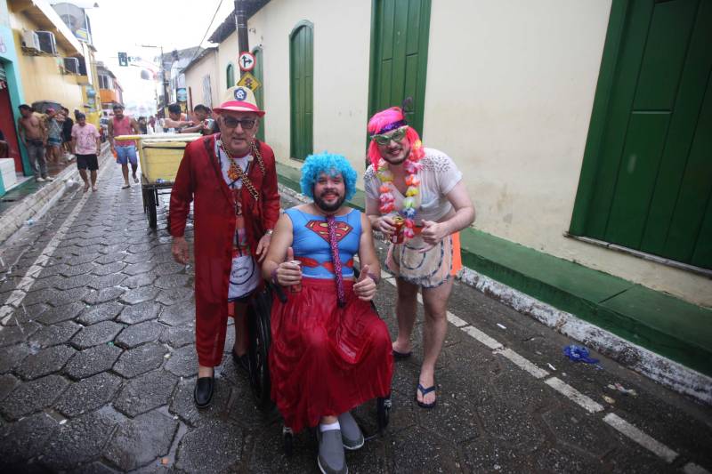 O professor Júlio Leal Gomes é natural de Vigia de Nazaré, no nordeste paraense, terra conhecida pela hospitalidade, principalmente em época festiva. Mantendo a tradição, no Carnaval Júlio e seus irmãos abrem a casa da família para amigos e outros parentes. Neste ano, o imóvel de quatro cômodos abrigou mais de 50 pessoas. Vigia tem um dos maiores e mais tradicionais carnavais do Pará. Nesta época do ano, a população do município, de 51.173 habitantes (Censo/IBGE), triplica com a chegada de brincantes oriundos de todo o Brasil, e os vigienses – igual coração de mãe - acolhem essa multidão. A estimativa é a cidade receber mais de 300 mil pessoas neste Carnaval.
FOTO: IGOR BRANDÃO / AG PARÁ
DATA: 13.02.2018
BELÉM - PARÁ <div class='credito_fotos'>Foto: IGOR BRANDÃO / AG. PARÁ | <a href='/midias/2018/originais/34f7f663-fb8a-4590-b3df-d1cbc32a37c9.jpg' download><i class='fa-solid fa-download'></i> Download</a></div>