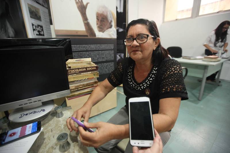 Ao entrar na Biblioteca Arthur Viana, localizada no Centro Cultural e Turístico Tancredo Neves (Centur), é possível visualizar e sentir as diferenças logo ao chegar. O espaço, que desde 2015 passava por reformas, está completamente pronto para sua reinauguração, que deve acontecer já na próxima semana. Iluminação adequada, climatização renovada, mudança de estantes e outros móveis que contribuíram para a ampliação do espaço, além de um verdadeiro upgrade em diversos espaços de convivência, serviços e estudos, trouxeram novos ares a centenária biblioteca. Na foto, coordenadora da Biblioteca, Ruth Santos.
FOTO: THIAGO GOMES / AG. PARÁ
DATA: 27.04.2018
BELÉM - PARÁ <div class='credito_fotos'>Foto: Thiago Gomes /Ag. Pará | <a href='/midias/2018/originais/34f85835-d14a-4abe-8807-2b1ab3360cc1.jpg' download><i class='fa-solid fa-download'></i> Download</a></div>